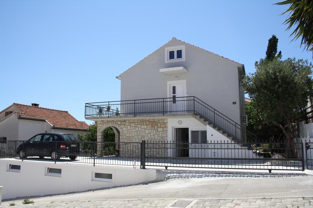 Apartments Suker Трогир Екстериор снимка